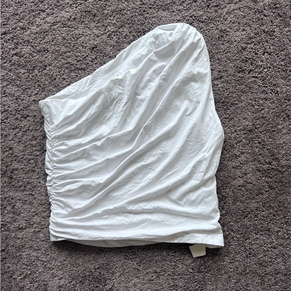 Abercrombie white one shoulder cropped top ￼